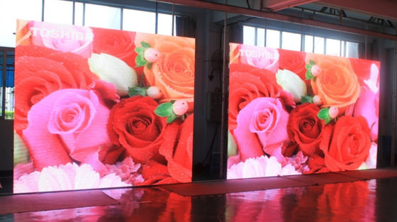 Display de publicidad interior de 3840hz P2.604 Mantenimiento magnético con bloqueo curvo